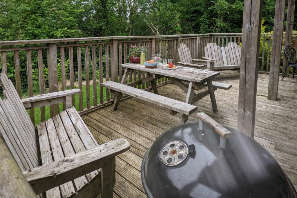 Bluebell Outdoor Space : Deck and Charcoal BBQ